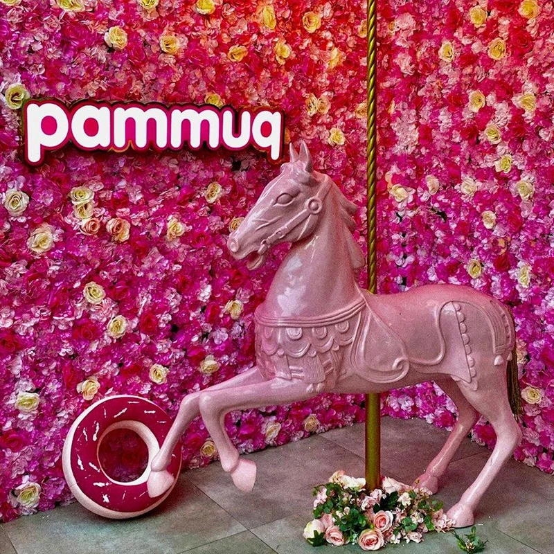 تمثال حصان مزخرف بالحجم الكامل من الألياف الزجاجية الذهبية