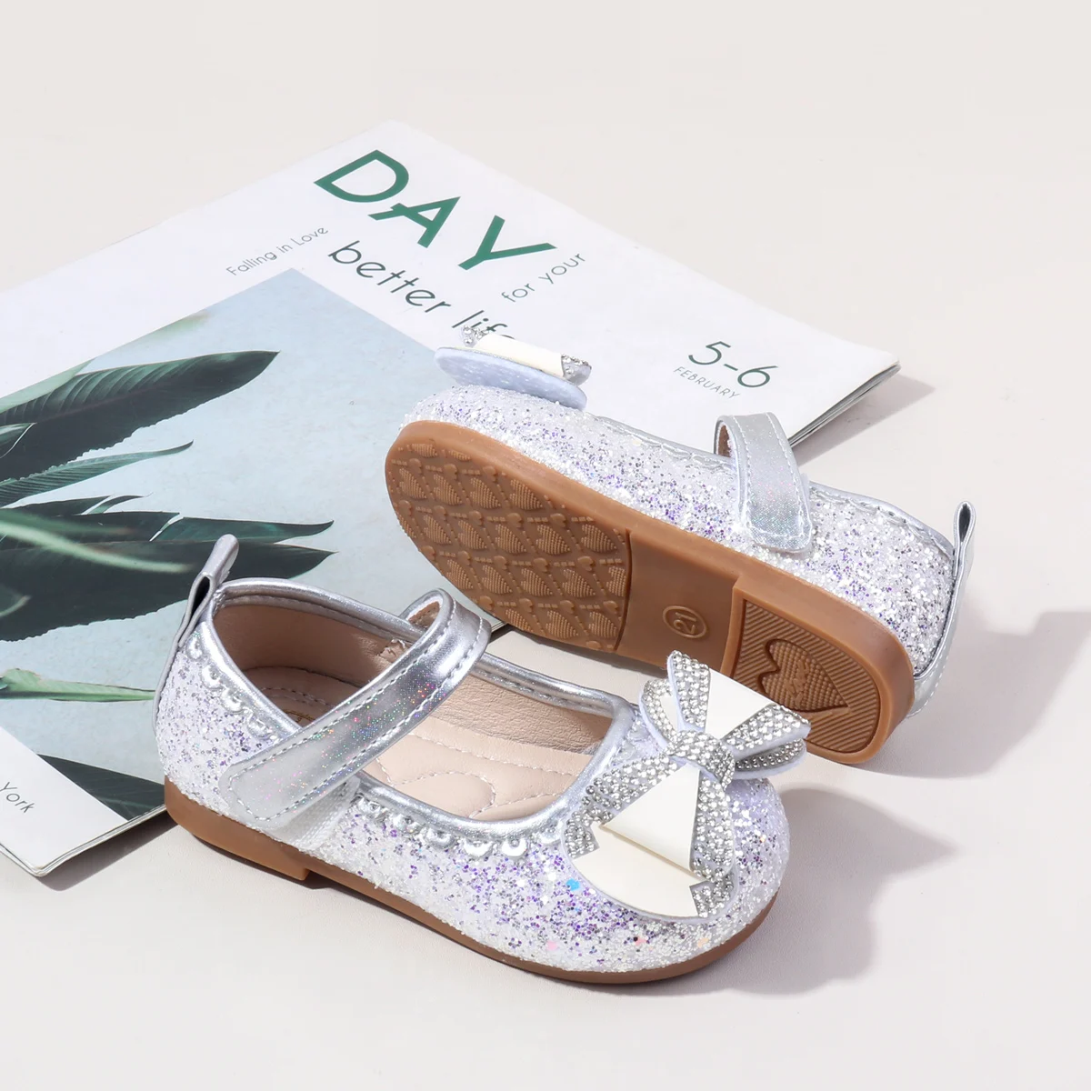 2025년 봄 0-3세 아기 캐주얼 신발 PU 가죽 크리스탈 스팽글 사계절 야외용 여아 신발 미끄럼 방지 통기성 디자인