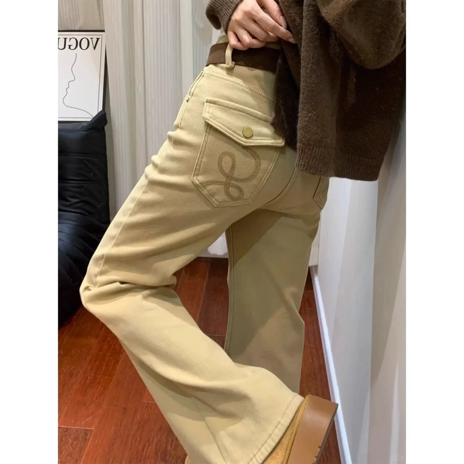 

Джинсы женские, новые, зимние 2025, цвет хаки, с микро-клешем, на флисовой подкладке, эластичные, с высокой талией, с вышивкой, длиной в пол...