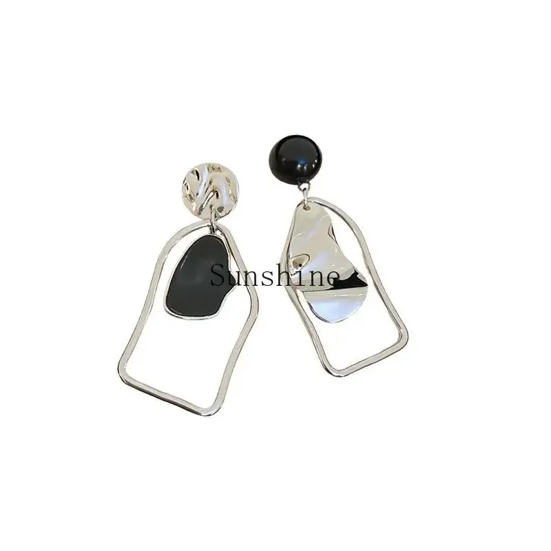 

Geometric asymmetric earrings European and American high-end irregular niche new earrings women