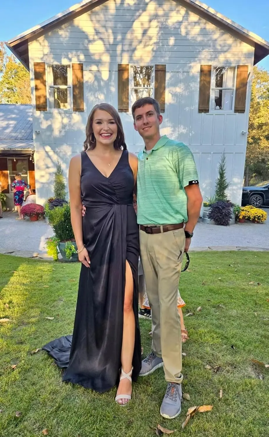 Robe de demoiselle d'honneur longue en satin pour femmes, col en v profond, robe de bal avec fente plissée à la taille, robe de soirée formelle simple et élégante