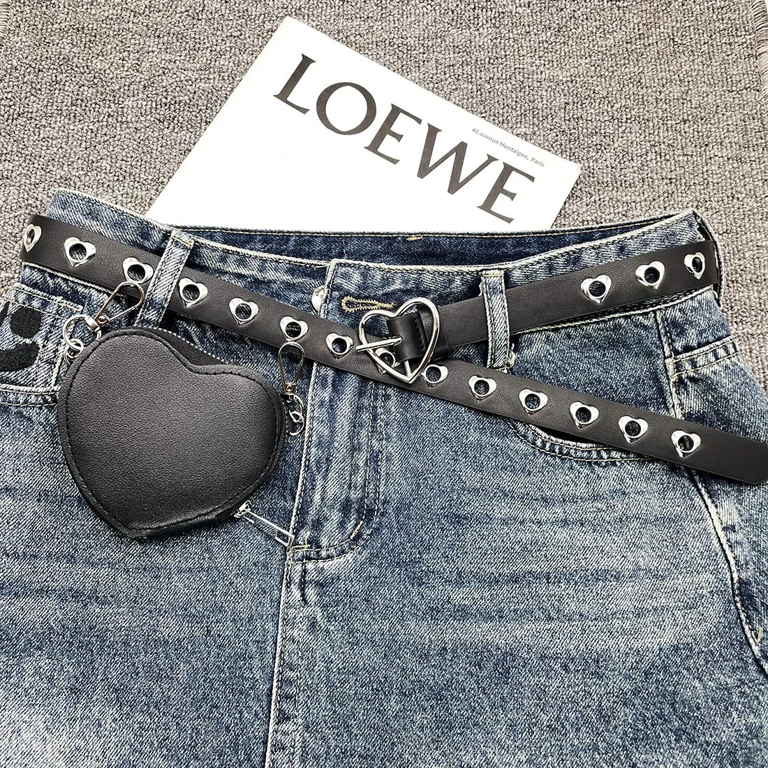 Perforowany czarny pasek Love Heart Y2k Student unisex całe dżinsy metalowe wycięcie przedłużony pasek z hipsterskim paskiem