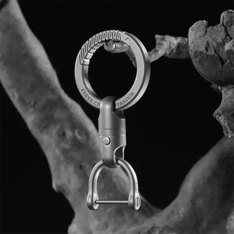 Titanium Alloy Magnetic Quick Release Keychain Can Be Rotated 360°, Lightweight Anti-Release Car Keychain, Outdoor/EDC Tool