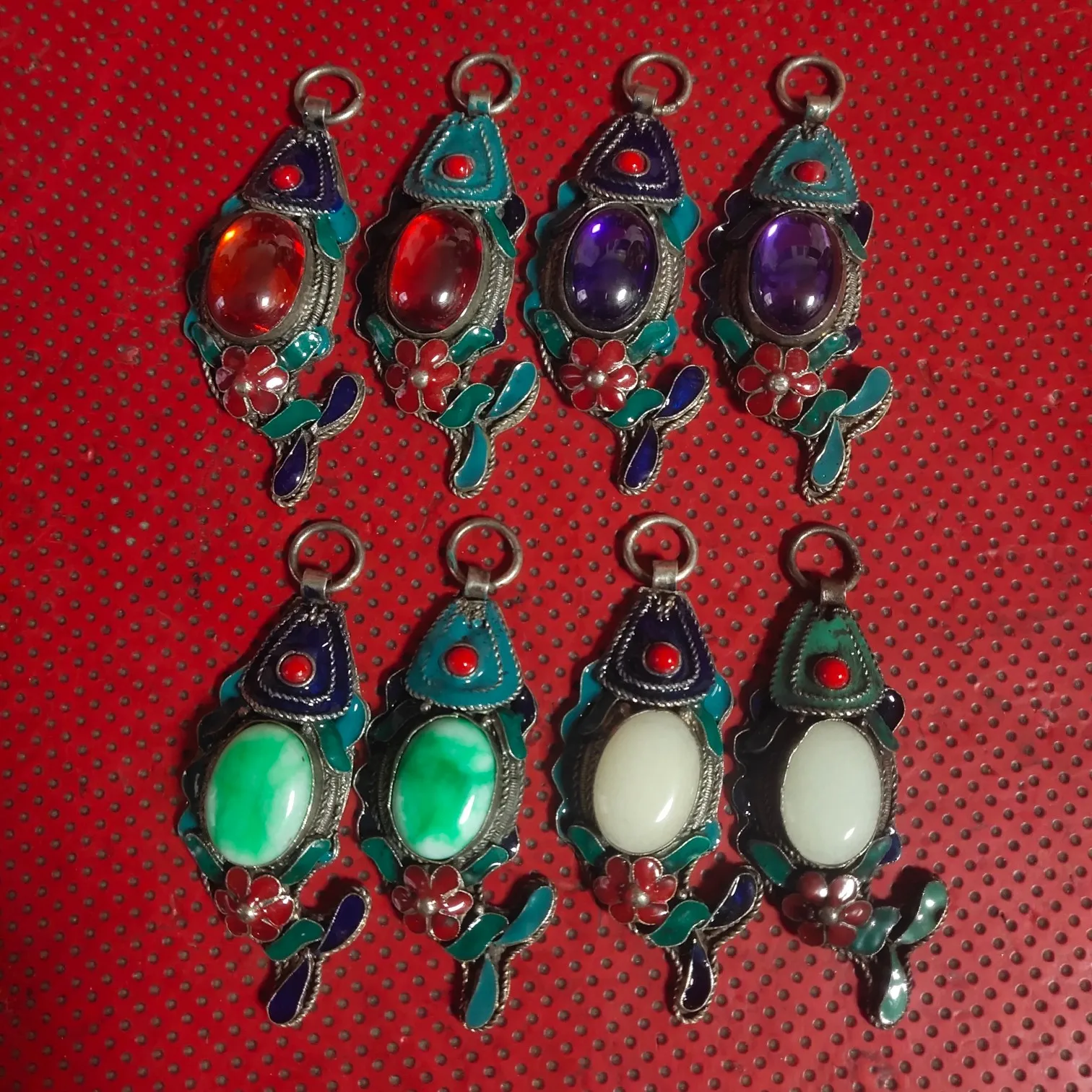 China collects Tibetan silver ethnic cloisonne inlaid with precious stones and small fish pendants.