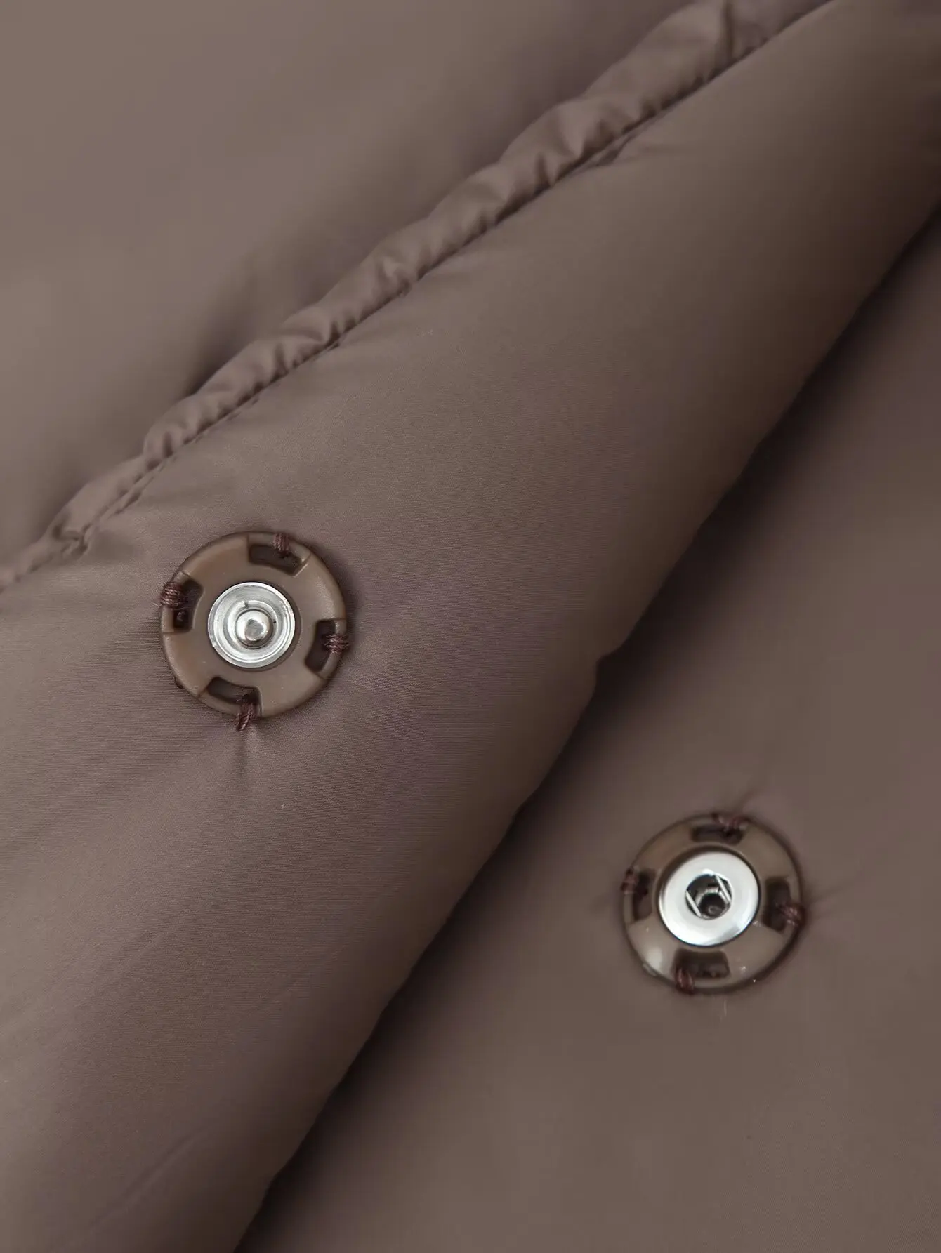 DiYiG WOMAN 2025 موضة شتاء جديدة بياقة واقفة سترة دافئة مبطنة بالقطن أنيقة بإبزيم داكن وأكمام طويلة ملابس خارجية Mujer