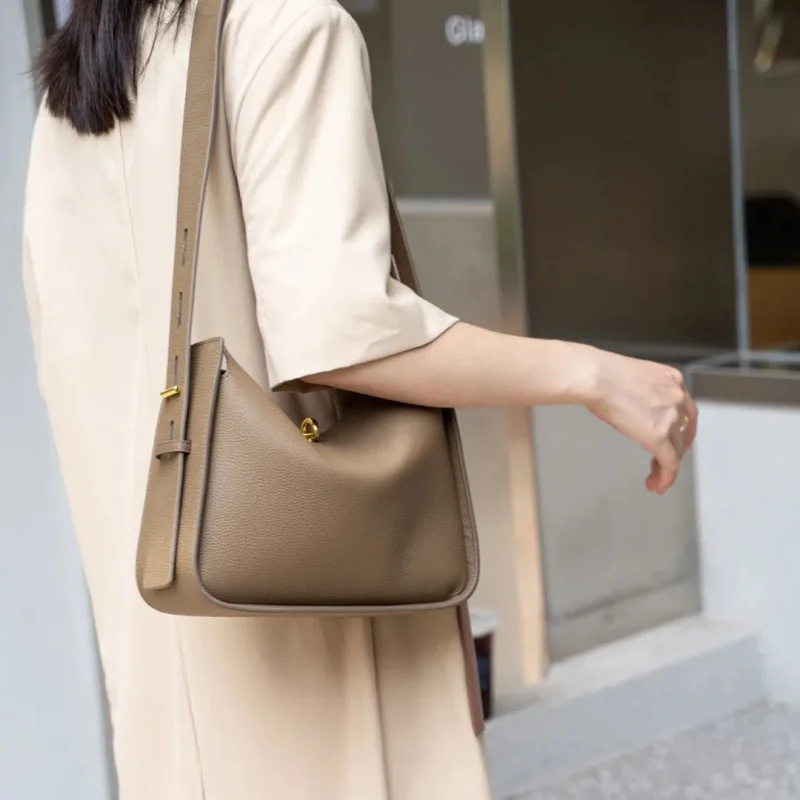 

New Niche Luxury Designer Shoulder Crossbody Armpit Bag Head Layer Cowhide Leather Ladies Wide Shoulder Strap Large Capacity Bag