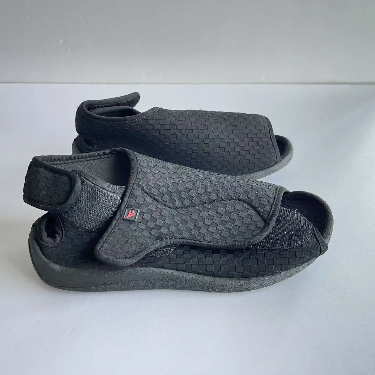 New Diabetic Shoes for Medical Use Wearable and Removable Upper Extension Rehabilitation Equipment