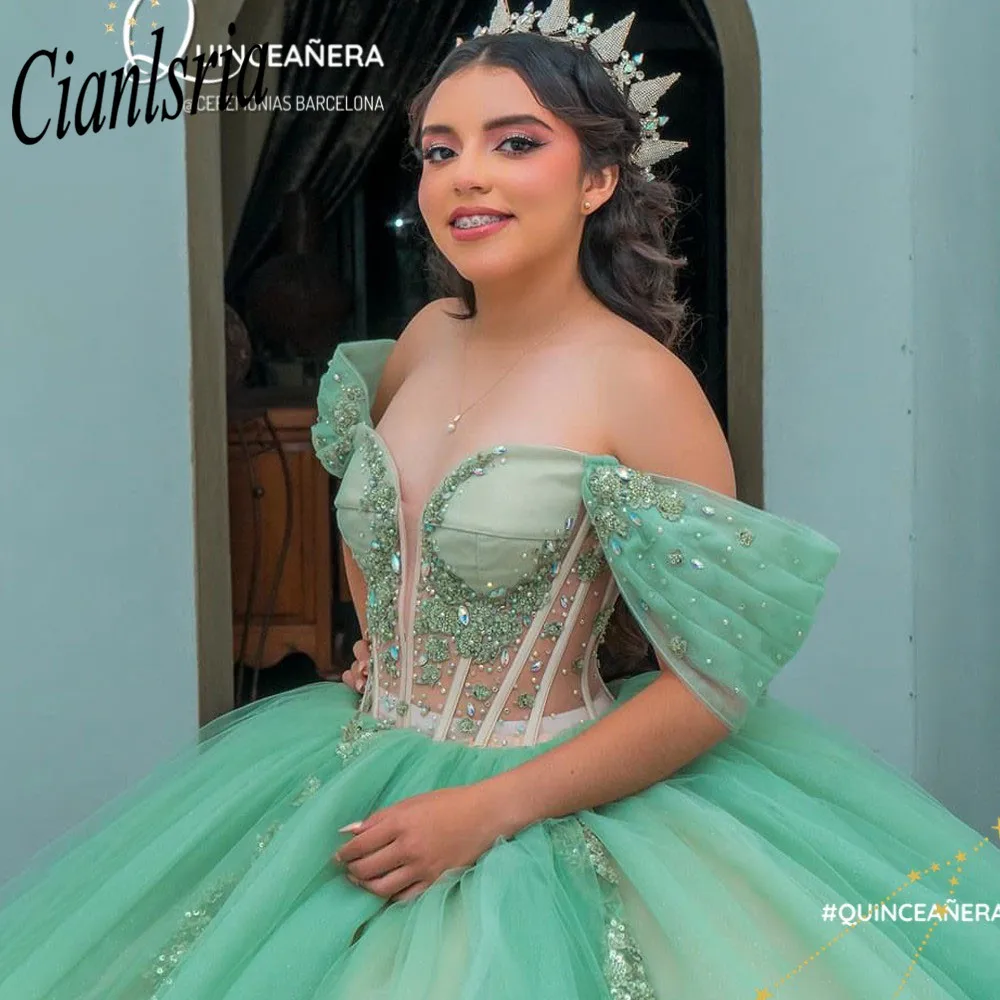 Vestido De baile De quinceañera con cuentas De cristal De ilusión verde claro, apliques De hombros descubiertos, corsé De encaje, 15 Años