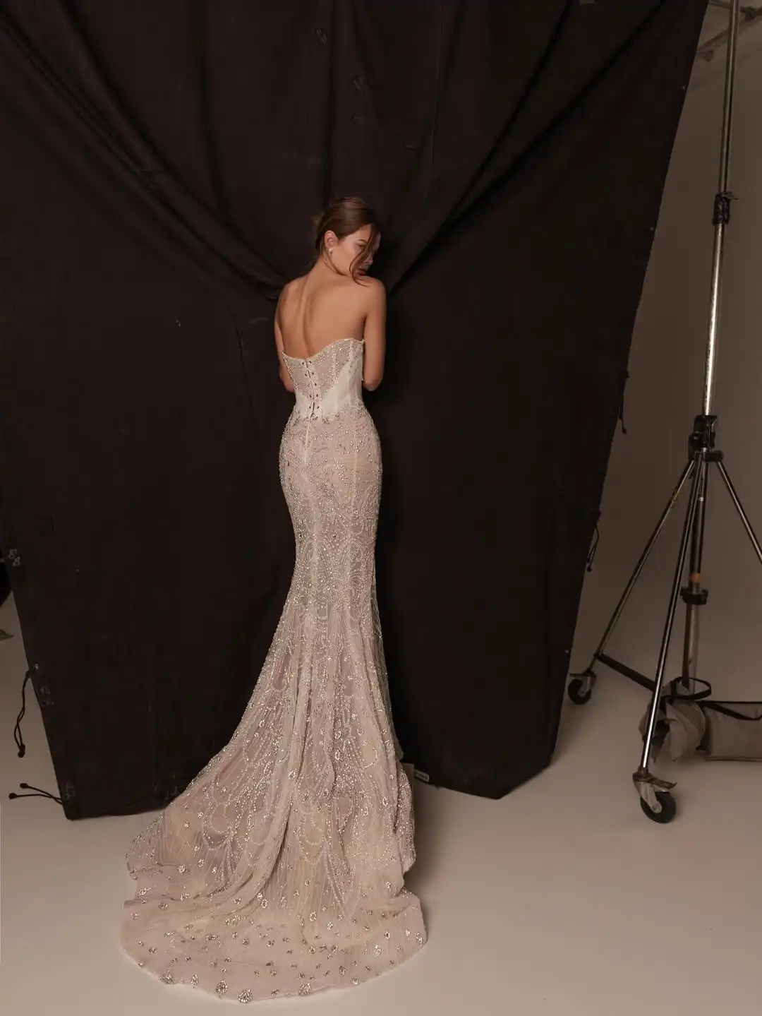 Tendencia de lujo sirena sin tirantes con cuentas de cristal detalle de lentejuelas tul ilusión tren sin espalda boda nupcial vestido de fiesta de noche