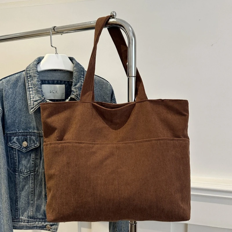 Lässige Cord-Tragetasche mit großem Fassungsvermögen, minimalistischem Design, weicher Stoff, Schultertasche für Damen, ideal für den täglichen Pendlergebrauch. – Detail 2