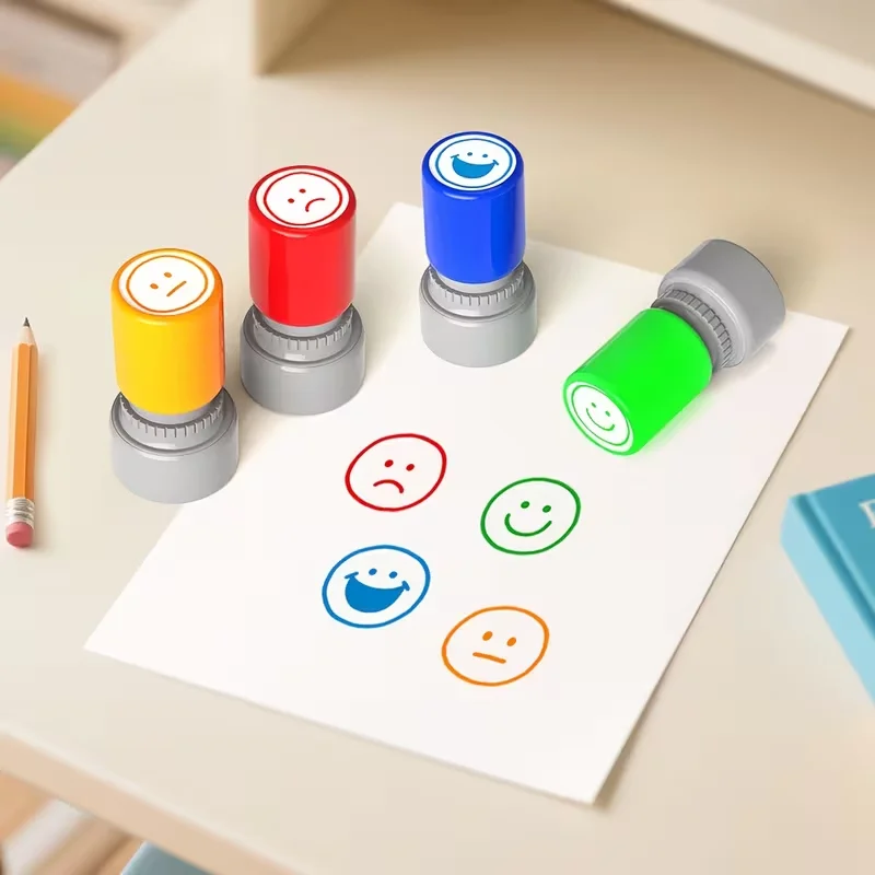 Ensemble de tampons souriants multicolores, 2/4 pièces, pour les salles de classe, les maisons, les enseignants et les parents, pour les commentaires comportementaux, les devoirs et les rapports.