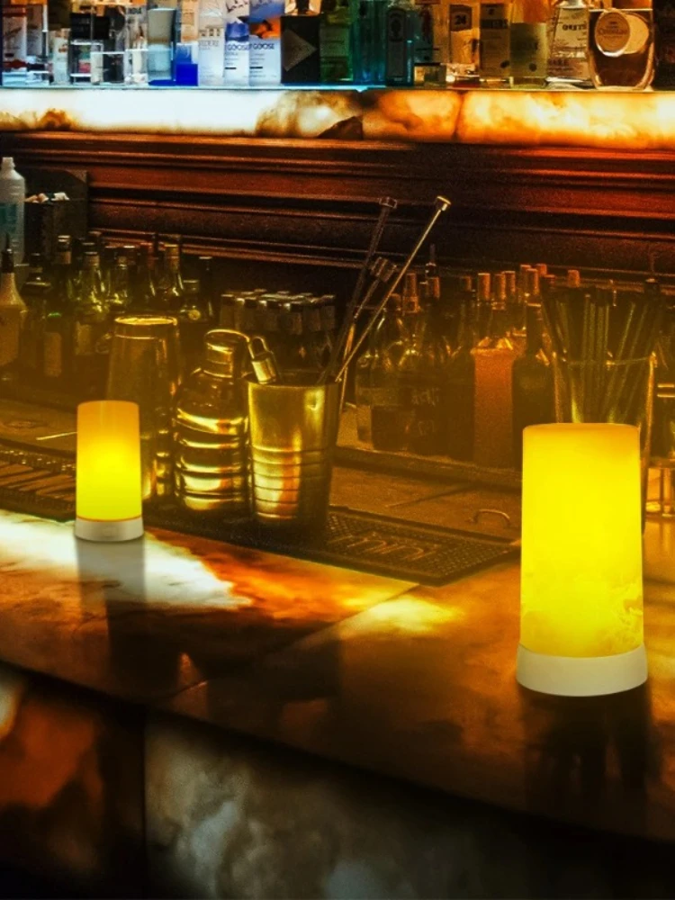 La lampe à flamme LED rechargeable par USB simule des effets de flamme, une décoration intérieure de bar réaliste