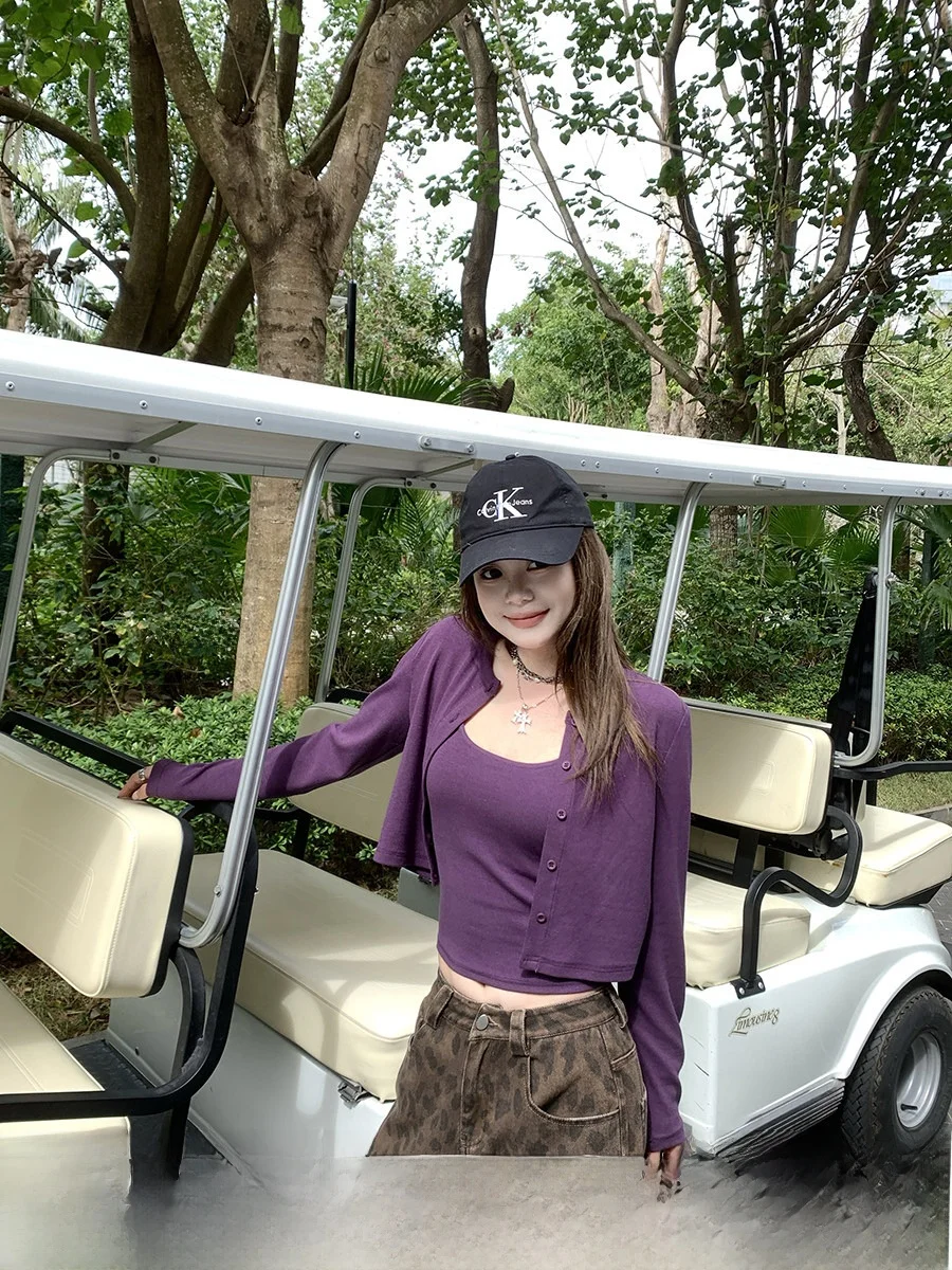 

Женский модный комплект из двух предметов: фиолетовый кардиган с бретелями и вязаный топ с длинными рукавами и высоким круглым вырезом.