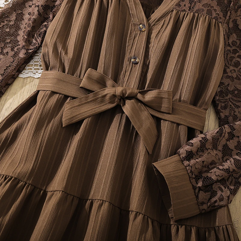 Braunes, strukturiertes Kleid für Teenager-Mädchen, volle Spitzenärmel, Spitzenbesatz am Saum, Gürtel, Swing-Kleid mit langen Ärmeln, lässiges Frühlingsoutfit – Detail 5