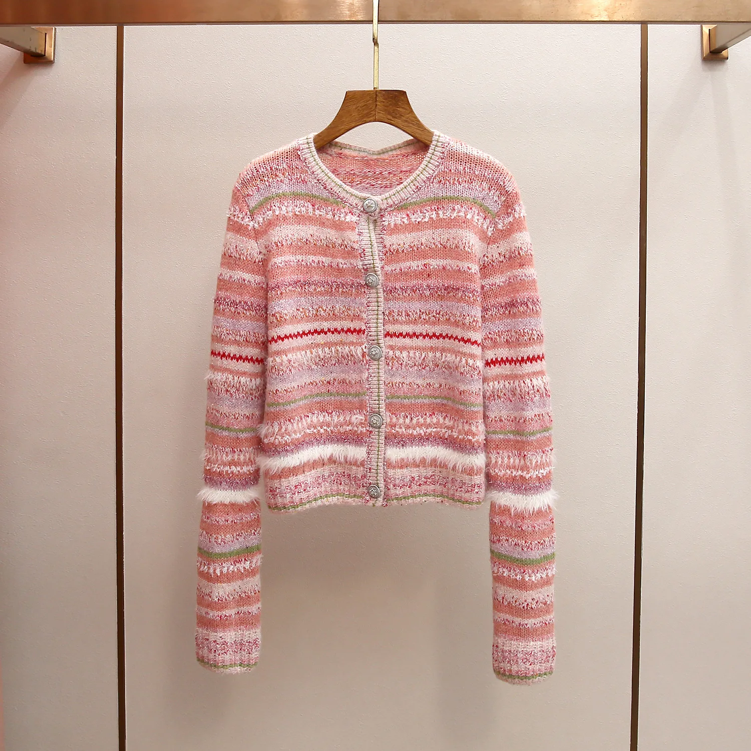 

Элитный женский свитер MaSande: новинка весенней коллекции, универсальный, с круглым вырезом, в полоску, из смешанных цветов, на одной пуговице, вязаный.