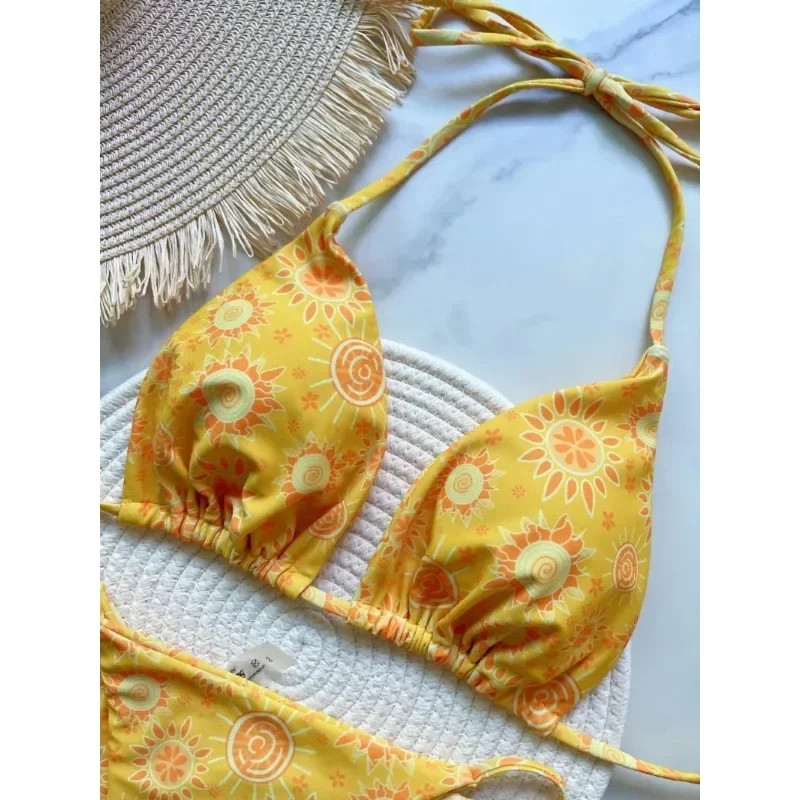 Traje de baño para mujer, conjunto de Bikini brasileño con estampado amarillo, traje de baño Sexy con Tanga, traje de baño de dos piezas con cuello Halter, ropa de playa 2024