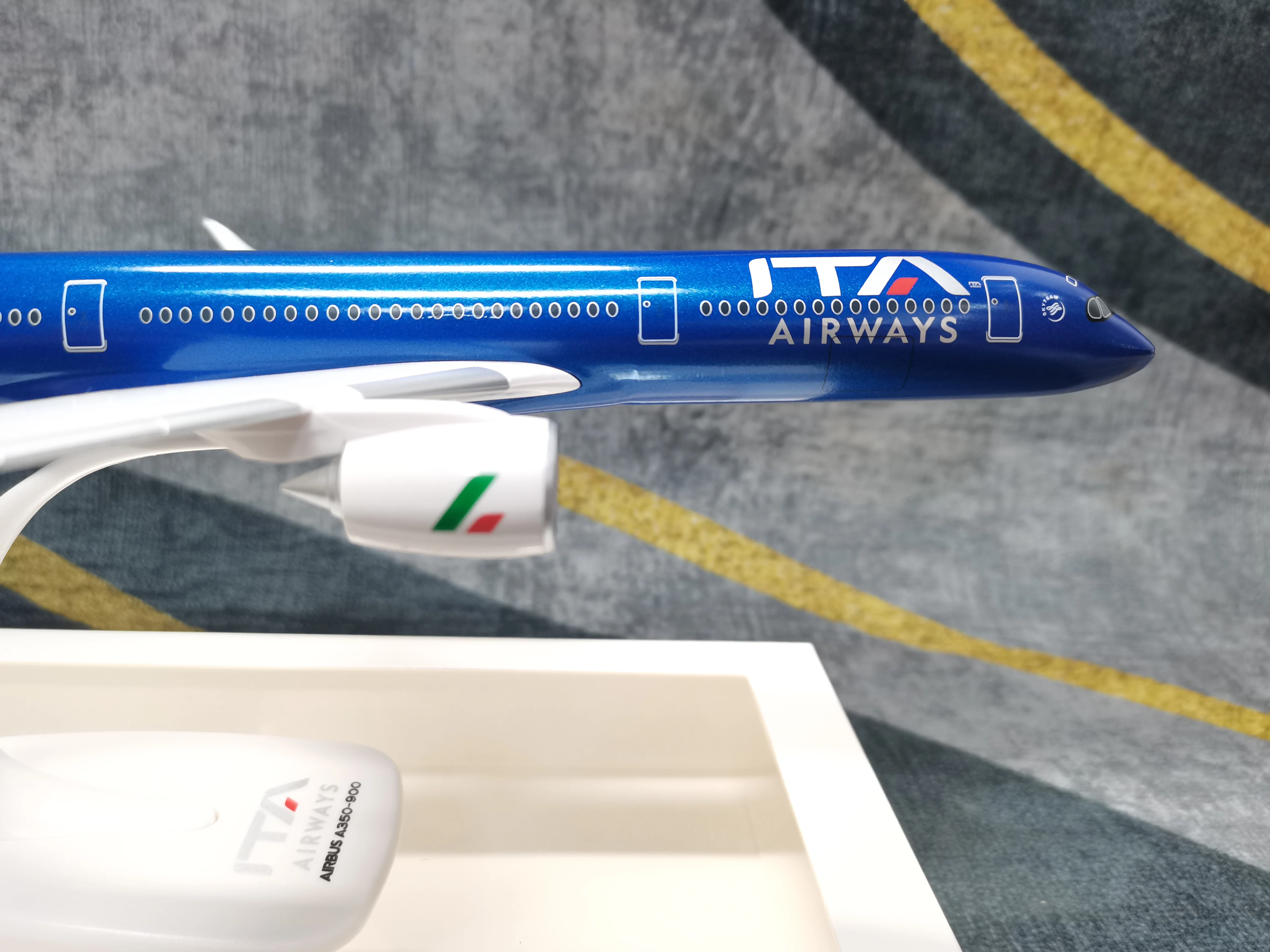 Maßstab 1:200 A350-900 Italien ITA Airline Flugzeug Spielzeug Kunststoff ABS Montage Flugzeug Modell Flugzeuge Spielzeug zum Sammeln Geschenk von Aviati