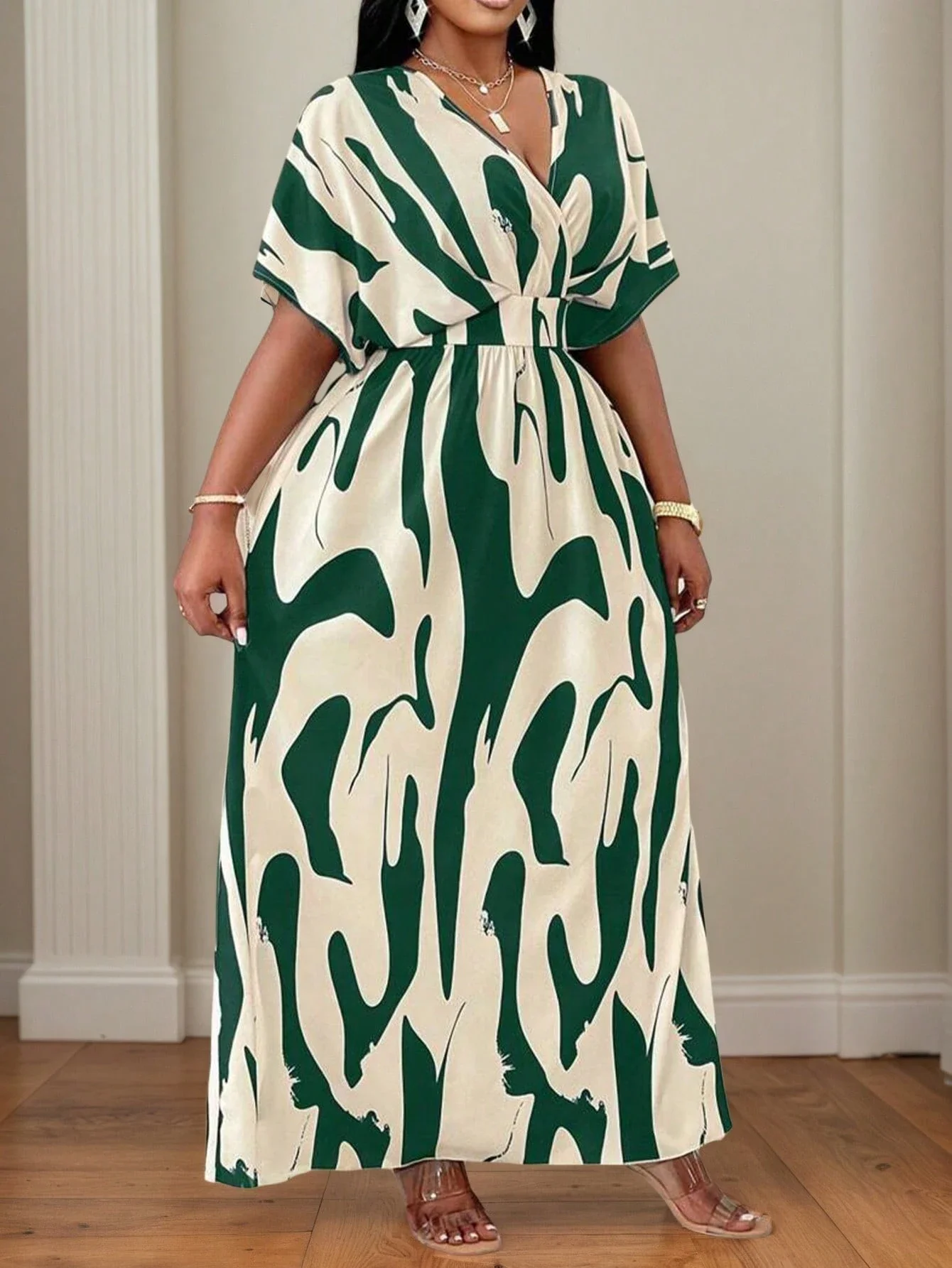 

Летнее элегантное макси-платье с V-образным вырезом, короткими рукавами и принтом, больших размеров