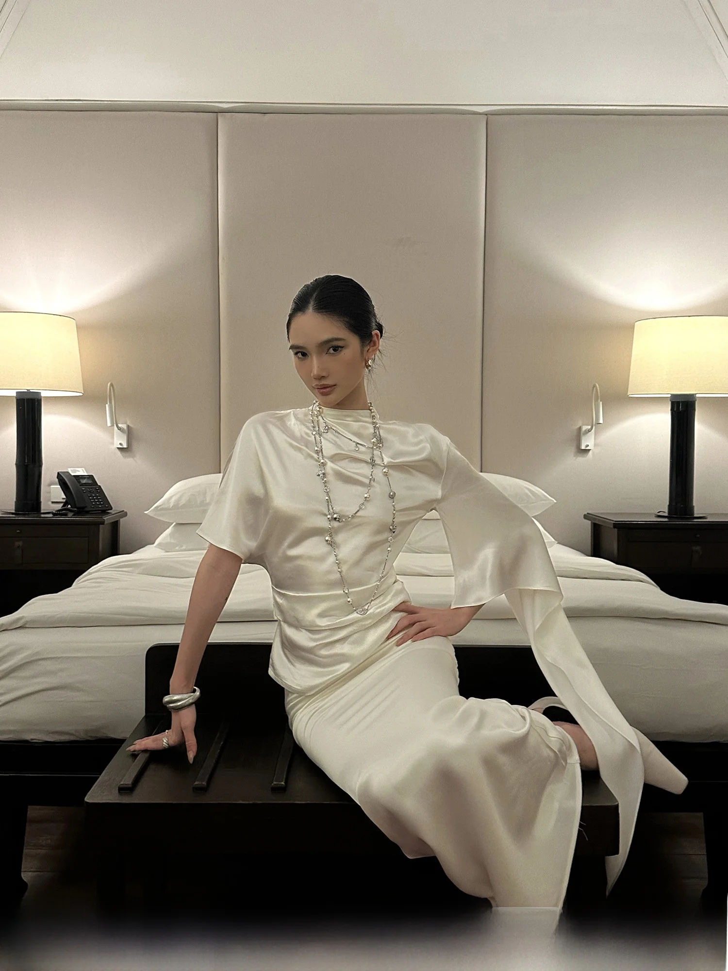 

Женский летний модный комплект из двух предметов: топ с воротником-стойкой и белой лентой, и юбка-макси Rovente Drunken Flowing Light