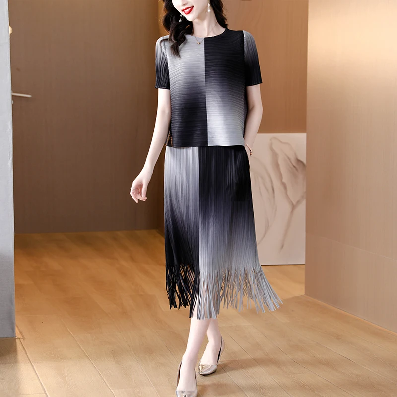 

New Fashion Casual Pleated 2 Piece Set O-neck Gradient Short Sleeve T-Shirt And Elastic High Waist Tassel Folds Skirt Women Suit