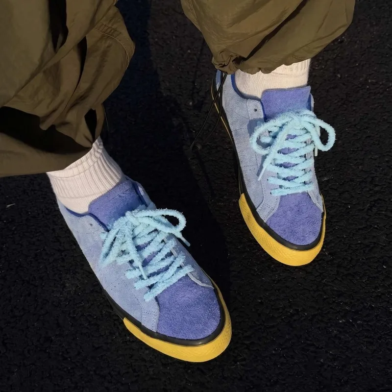 Suede low-top American street skateboarding shoes casual sneakers for men women with comfort durable sole.