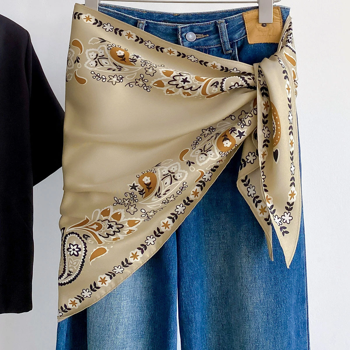 Fashionable Female Triangle Scarf Soft Satin Delicate Paisley Print Hijab Lightweight Neck Wrap Waist Ornament