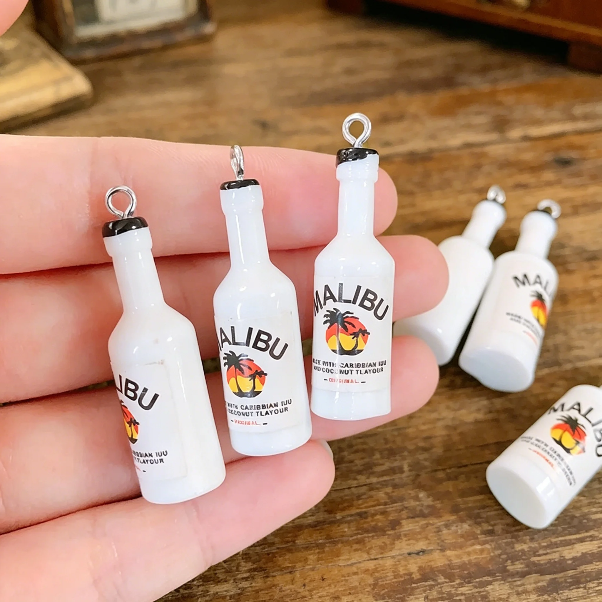 10 Piezas de Dijes de Resina Kawaii Mini Botella Malibu, Lindos Colgantes de Bebida de Coco y Ron para Manualidades de Joyería, Pendientes y Llaveros DIY