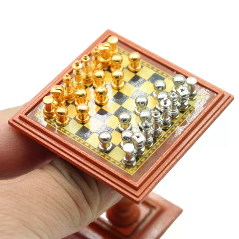 ديكور 1:12 دمية مصغرة؛ مجموعة شطرنج دولية مصنوعة من سبيكة؛ لعبة أطفال