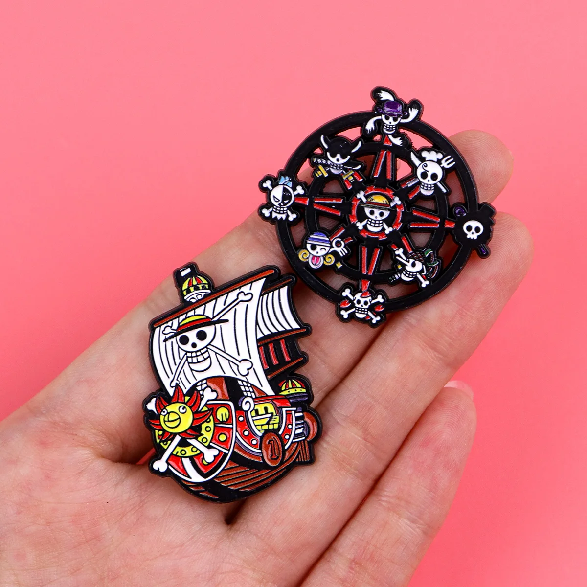 2er-Set niedliche Emaille-Pins: Anime-Schiff-Broschen für Rucksäcke, Hüte, Reversnadeln, Abzeichen für Fans, Geschenke, Cosplay-Zubehör, Spielzeug – Detail 5
