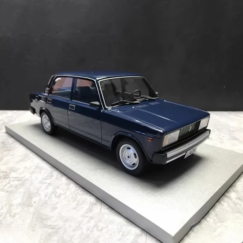 

Смола масштаб 1:18 Россия Советский Союз Лада 2105 Винтажные автомобили Модель Синяя игрушка для взрослых Классические украшения Сувенир Подарок Статический дисплей