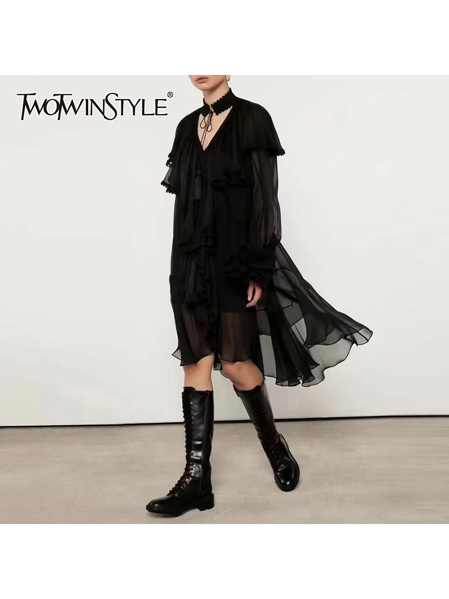 TWOTWINSTYLE noir transparent épissé volants plis robes pour femmes col montant manches longues Patchwork dentelle robe irrégulière femme