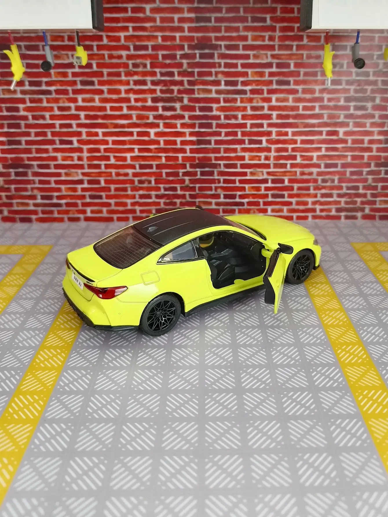 1/32 BMW M4 G82 합금 다이캐스트 자동차 모델 장난감 시뮬레이션 스케일 차량 사운드 라이트 풀백 컬렉션 장난감 소년 선물