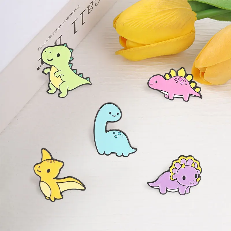 Abenteuer Tier Dinosaurier Brosche Emaille Pins Lustige süße Cowboy Dinosaurier Broschen Kragen Revers Abzeichen Schmuck Geschenk für Freunde – Detail 4