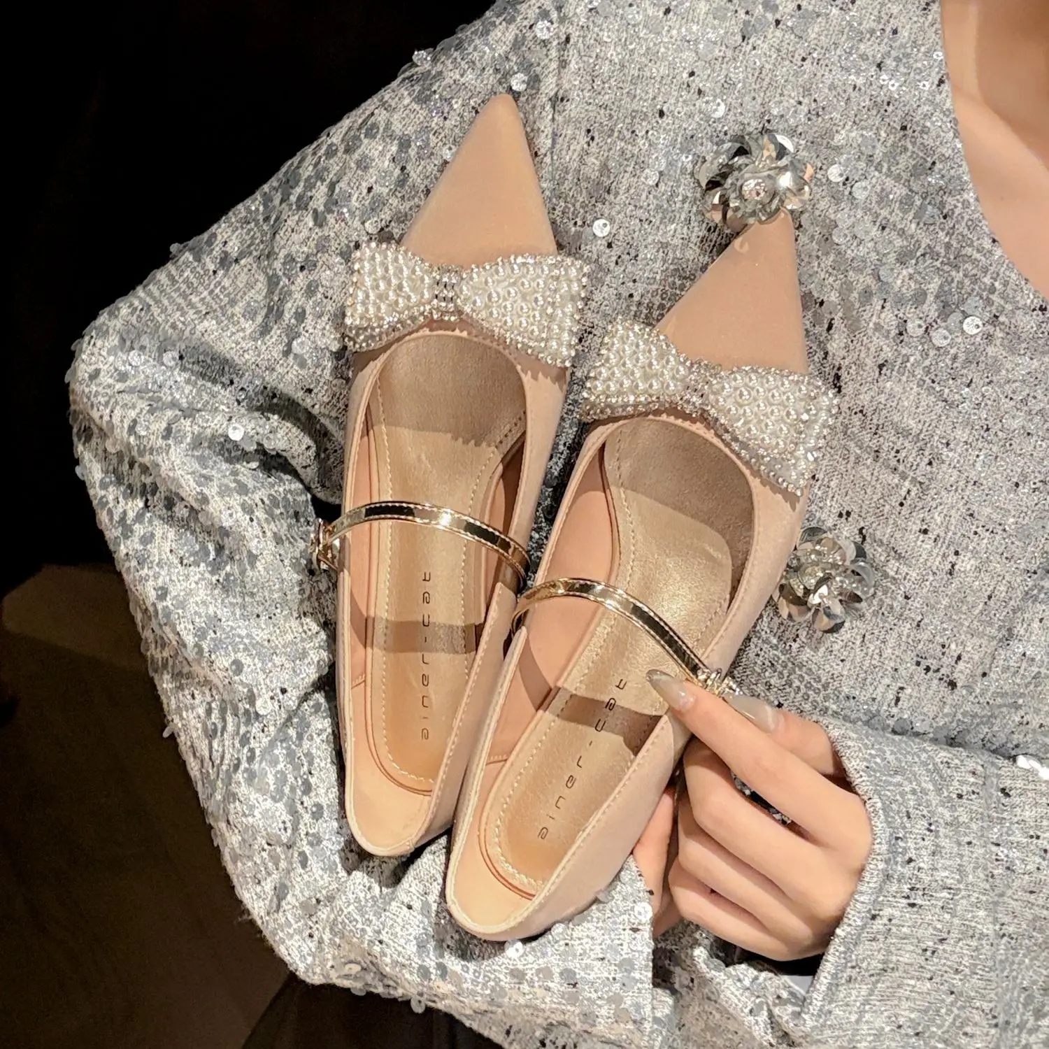 Women’s flat shoes with chunky heels, 2026 new style pointed-toe Mary Jane shoes, French-style pearl bow flats