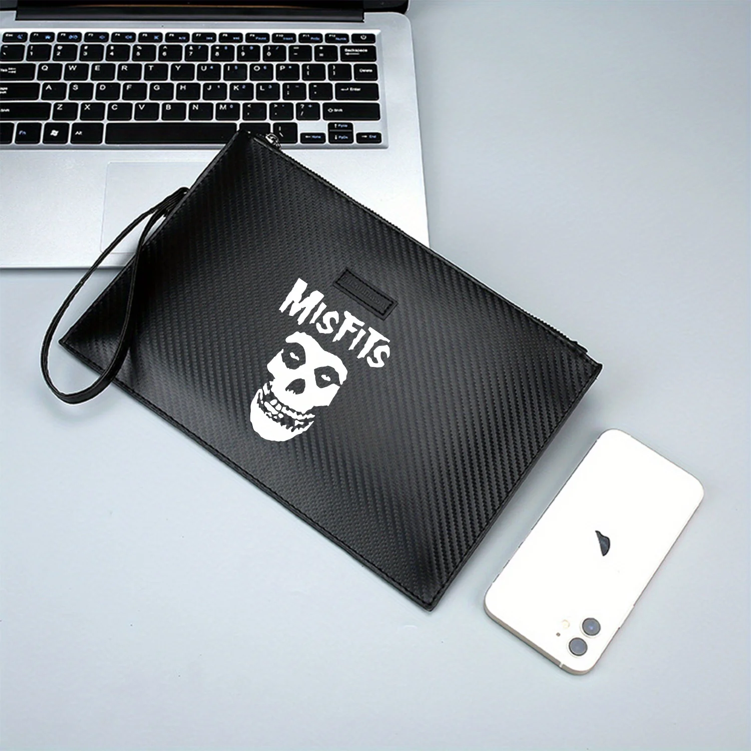 حقيبة يد رجالية من Skull Misfits باللون الأبيض برمز بانك روك أنيقة مطبوعة من البولي يوريثان عصرية وعملية للحمل اليومي