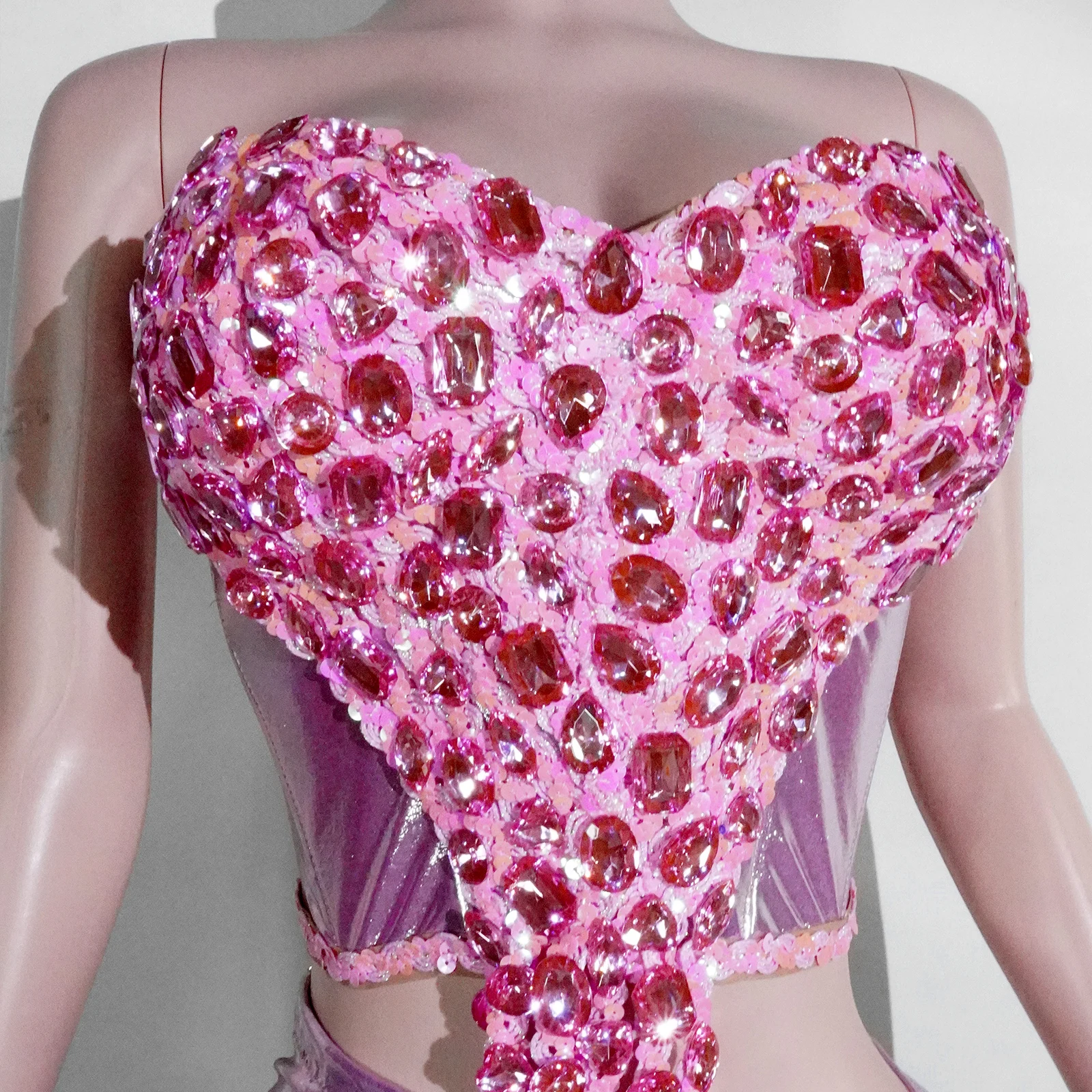 فستان من قطعتين غير متماثل من الماس الوردي اللامع بتصميم GOGO للسيدات مثير بدون حمالات تنورة علوية تناسب أداء الرقص الزي