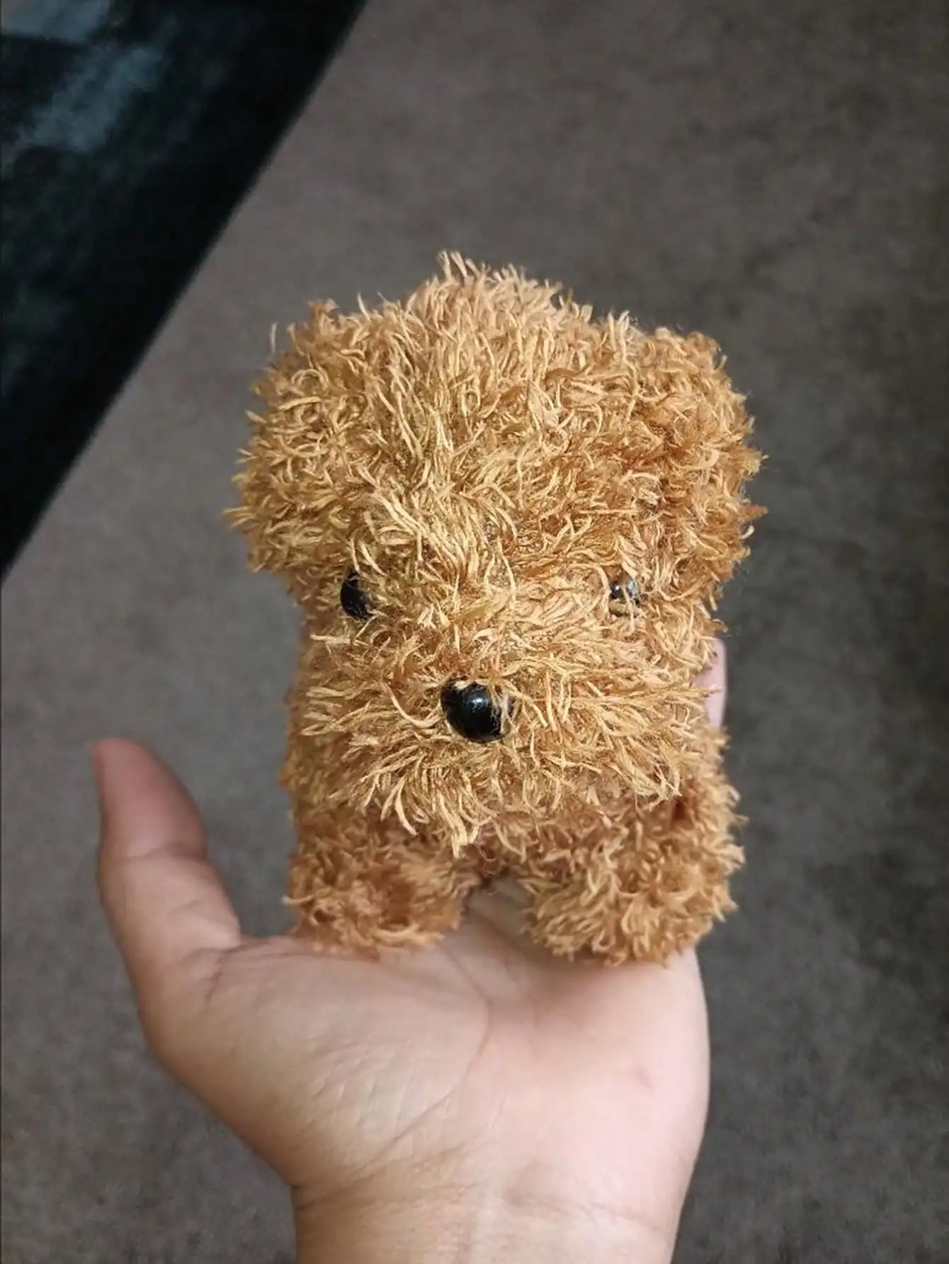 Una simpatica mini bambola realistica per cuccioli di peluche per cani, adatta come regalo per i fratelli più giovani da giocare con o come pezzo decorativo