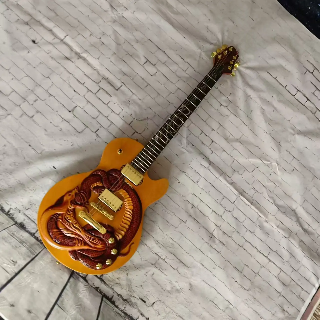 Serpentine carved electric guitar, with a natural wood body, fixed bridge, gold accessories, factory real photos, can be shipped