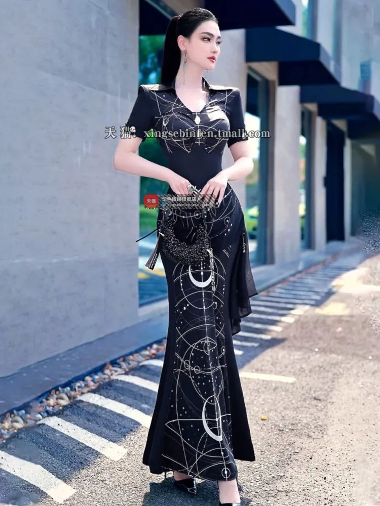 A new style of stylish youthful waist-cinching knee-length dress with printed fish tail