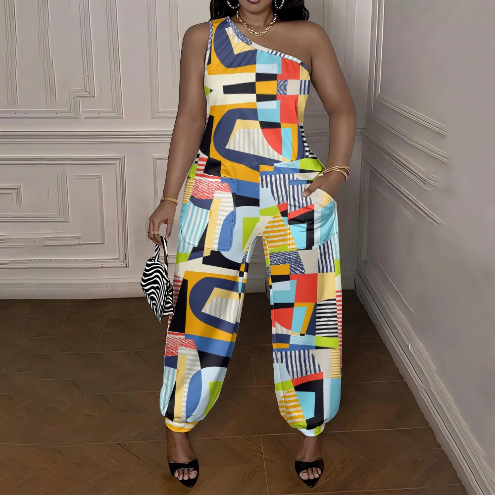 

Цельный комбинезон с цветными блоками и косыми плечами. Цельный костюм с абстрактной геометрией. Комбинезон с цветной геометрией.