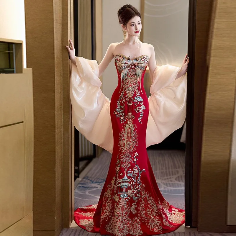 

A new high-end light luxury wedding dress with traditional Chinese toasting style