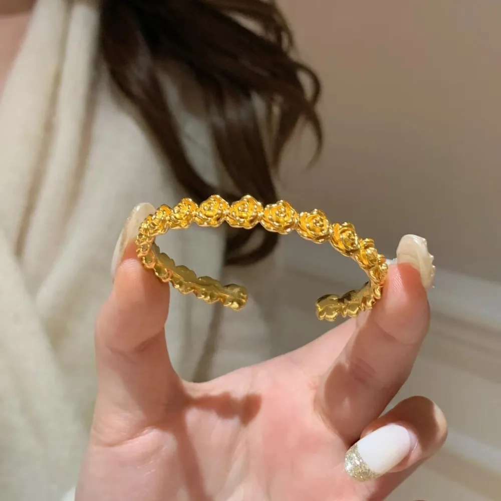 Three-dimensional carving niche design light luxury versatile retro palace commuter bracelet 9999gold