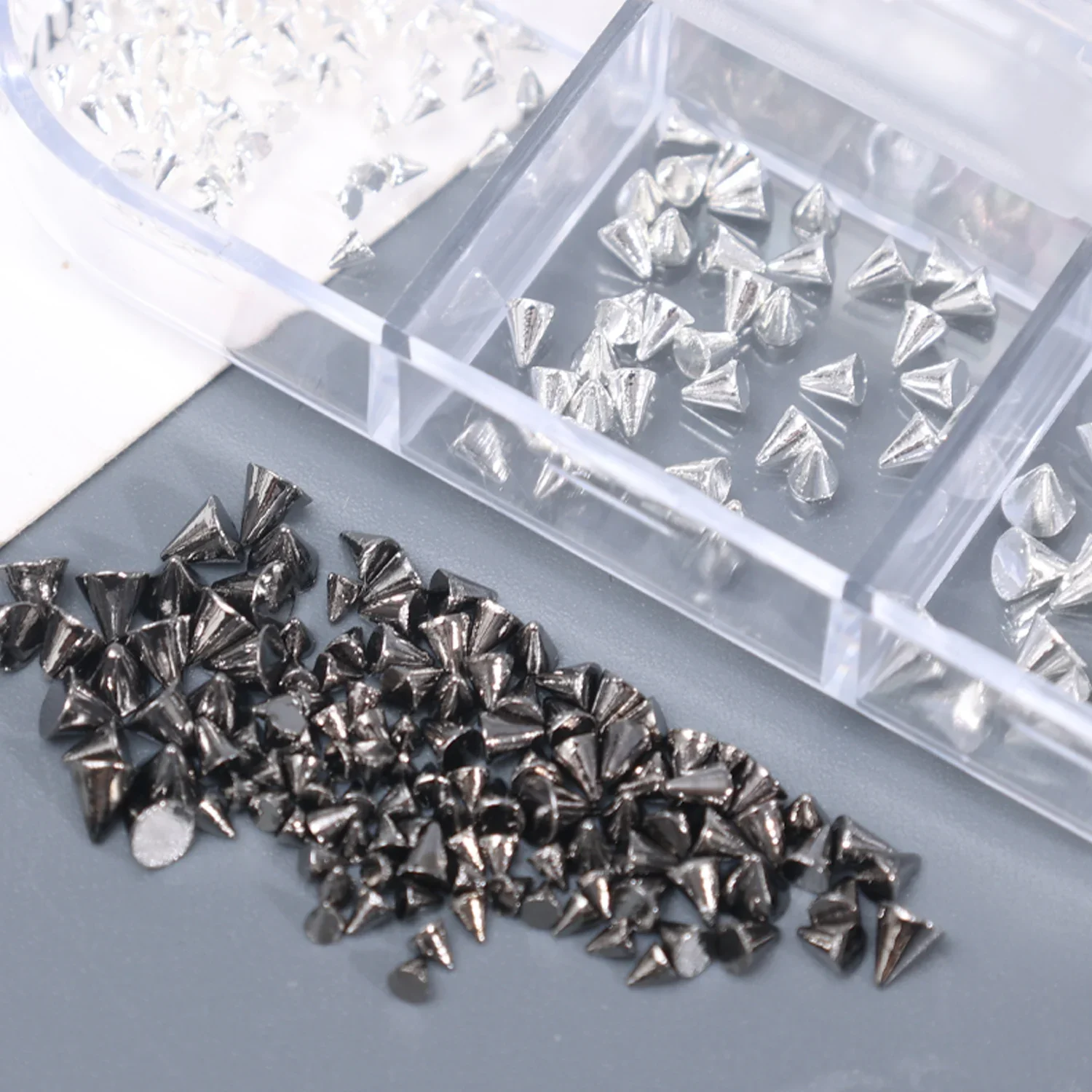 6 กริดสีดํา Silver Alloy Rivet Punk Nail Art Charm อุปกรณ์แต่งเล็บ DIY ขนาดผสม METALLIC SPIKE เล็บ Studs อุปกรณ์ตกแต่ง