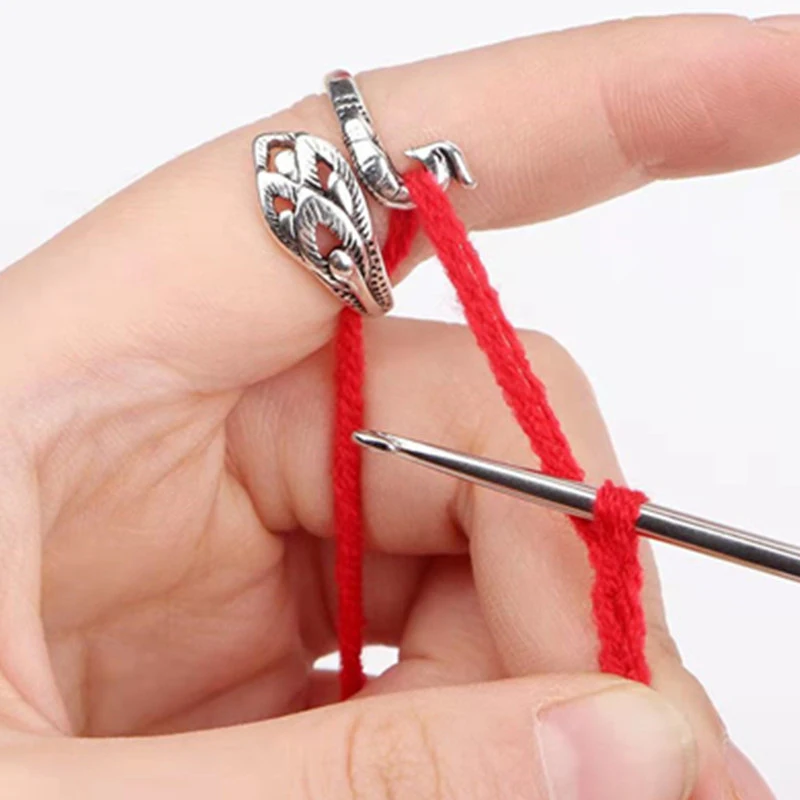 1pcs Knitting Loop Crochet Tool Thread Control Ring Peacock Finger Wear Thimble Yarn Wire Winder Knit Sewing Accessories