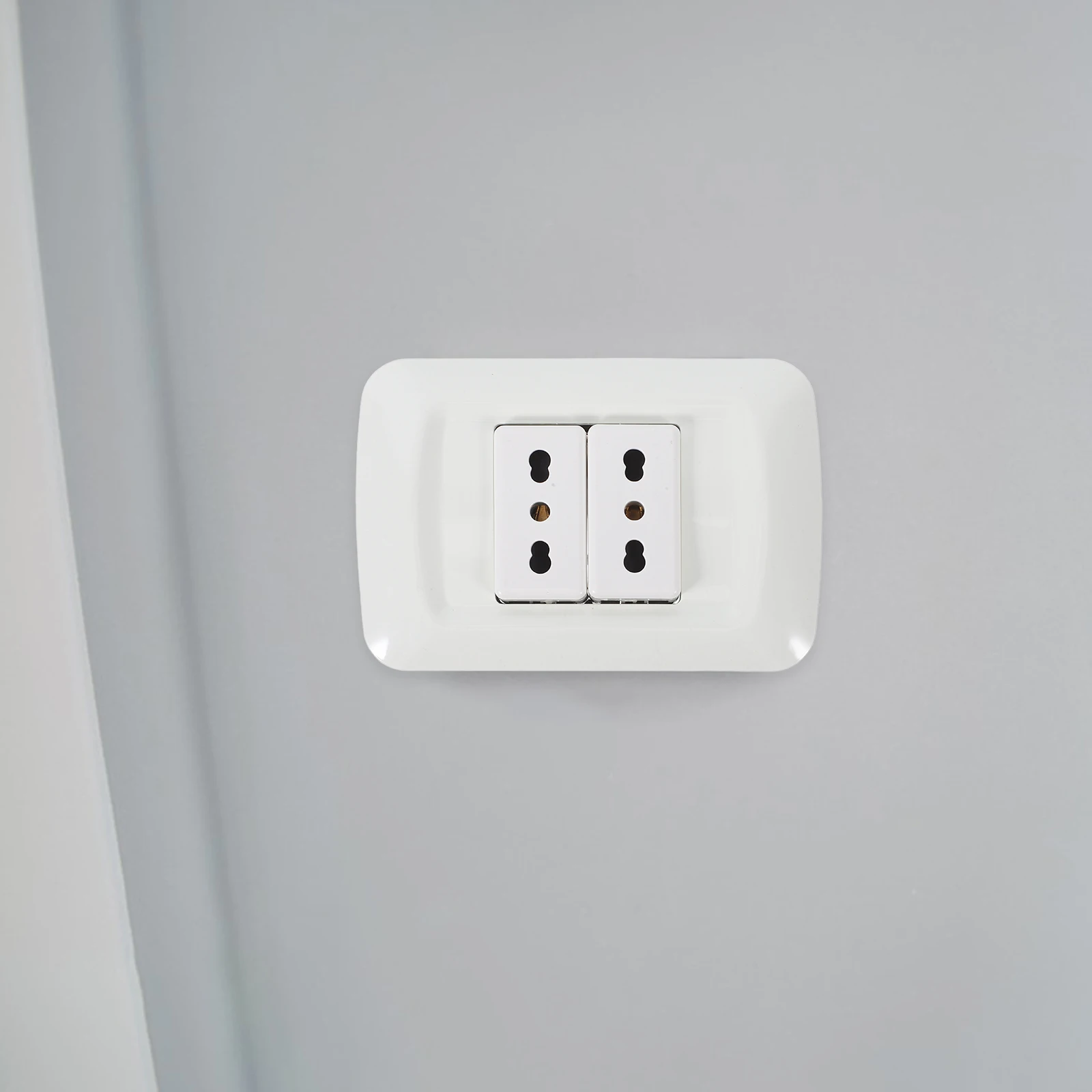 

Wall Power Socket 118 Type Triple Round Hole Dual 16A Italian Standard Outlet Recessed Desk Electrical Universal Wall Socket