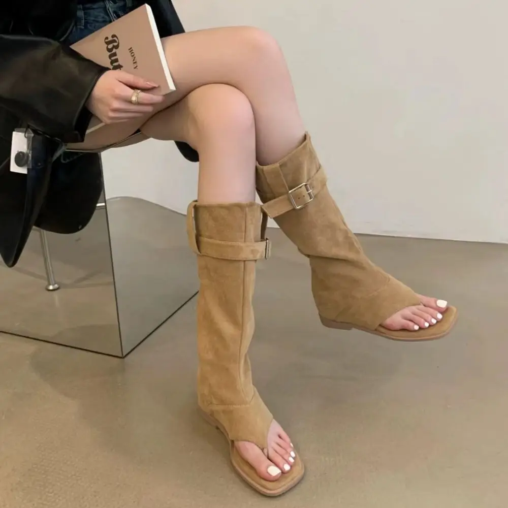 トレンディなデザイナーの女性のサンダルブーツ Y2k ゴシックオープンクリップつま先ブーツベルトバックルスエードニーハイブーツ靴
