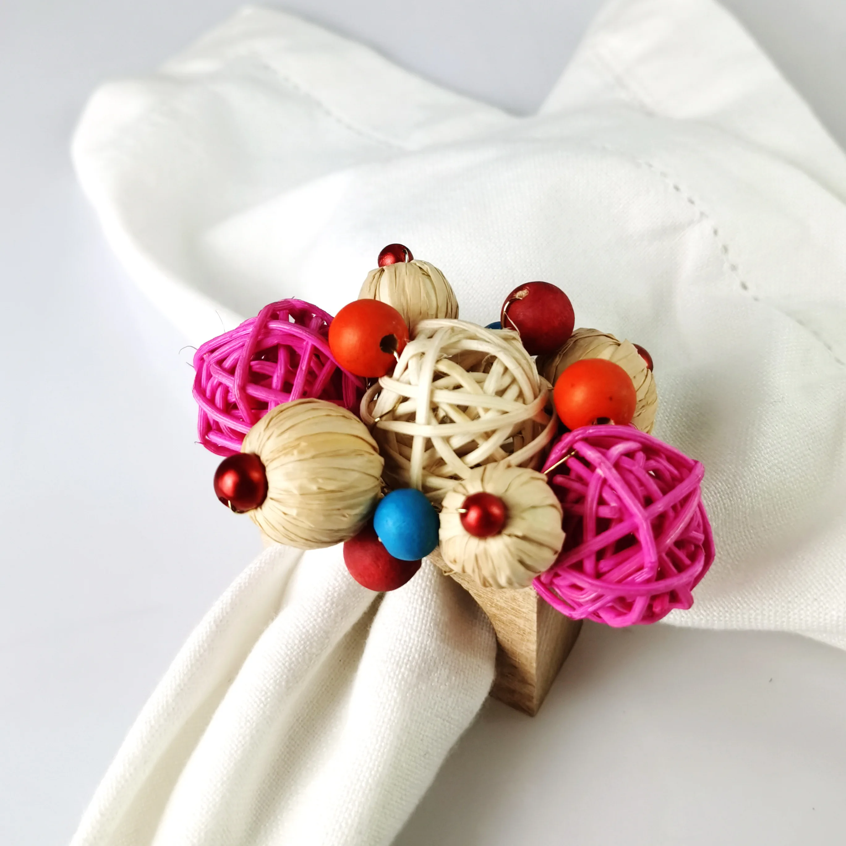 Free Shipping Colorful Knitted Balls Wood Napkin Ring For Holidays And Wedding Set Of 4 Pcs