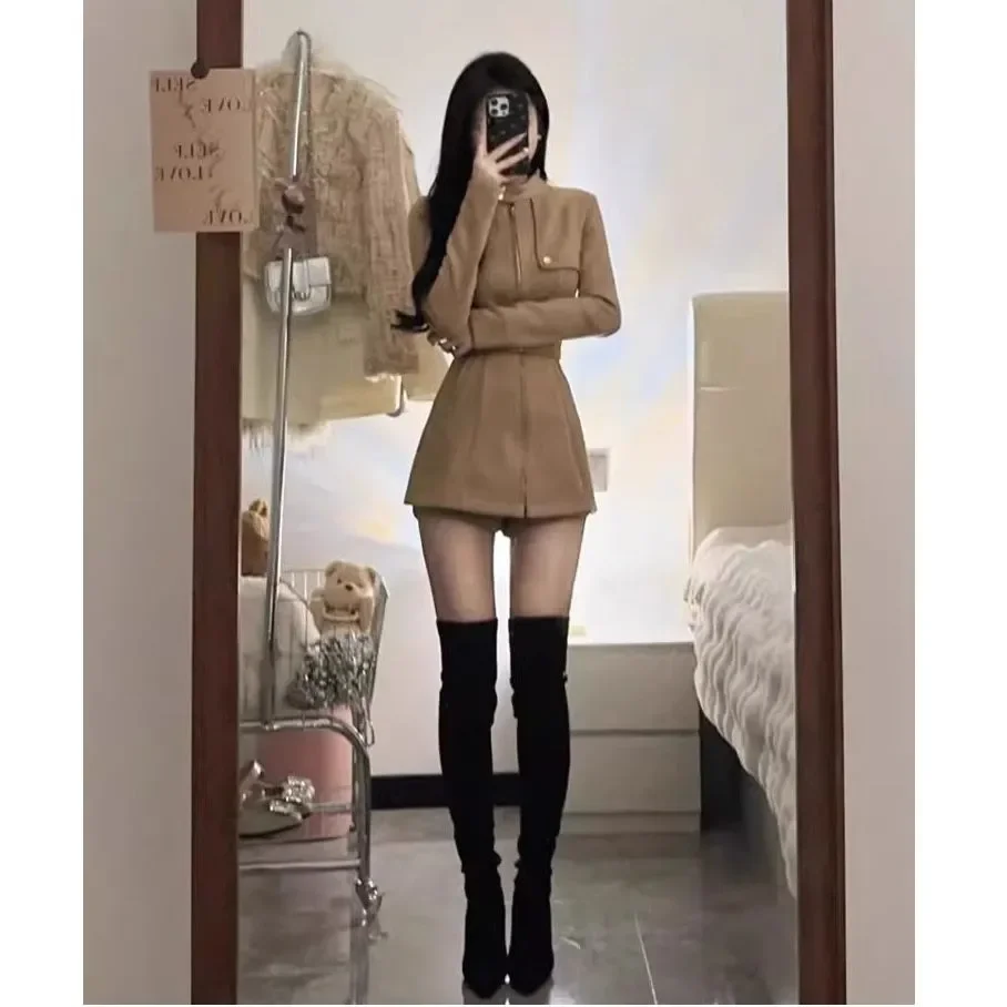 Damski dwuczęściowy zestaw: kurtka na zamek i krótkie spodnie, modny komplet na wiosnę i jesień.