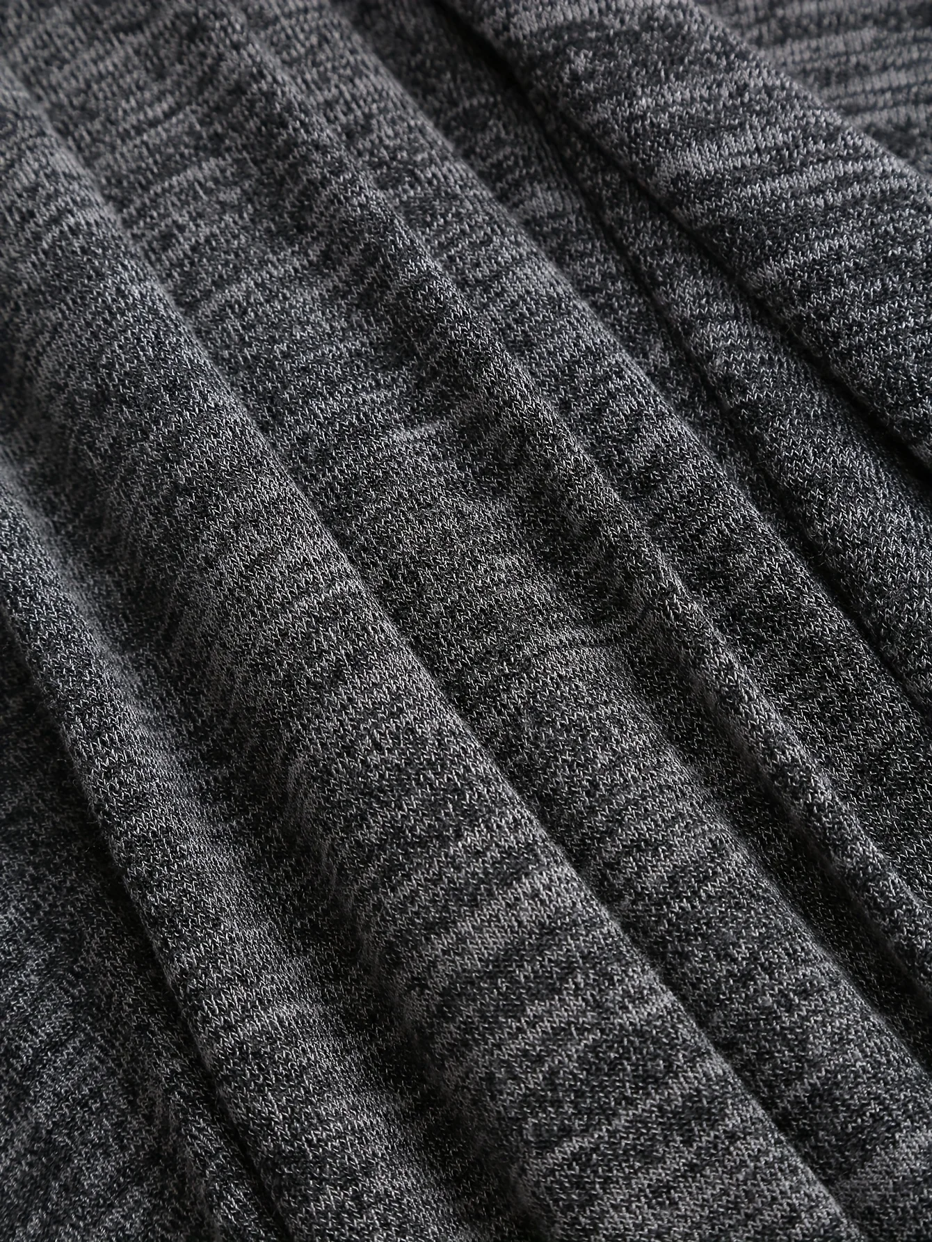 Un set due pezzi di comodo cardigan grigio scuro con un abito allacciato da donna