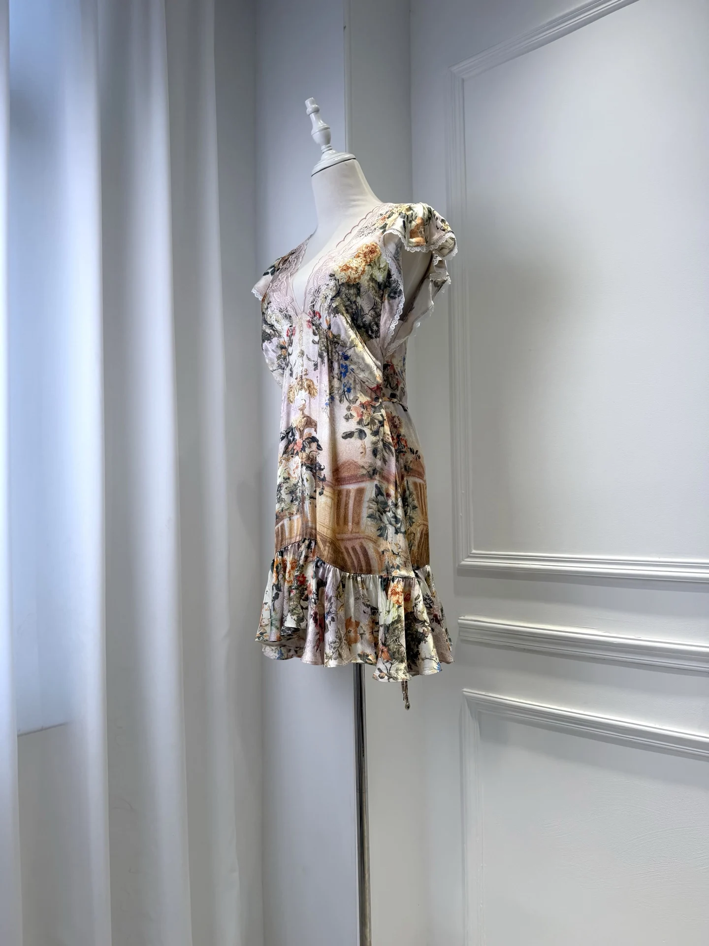 2026 New Women's Retro Printed Mini Robe Lotus Leaf Edge V-neck High Waist Fashion Dress